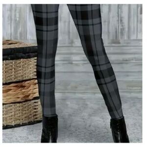 Women’s black & dark gray buffalo plaid leggings size L NWOT